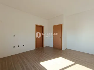 Ambiente interno com piso de madeira e portas de madeira.