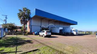 Fachada de um galpão industrial azul em Lajeado, Brasil.