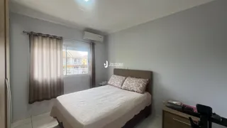 Quarto com cama e janela em um imóvel no Brasil.