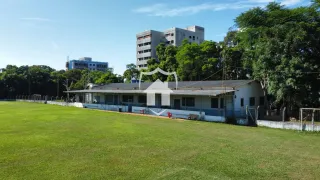 Fachada de uma casa com gramado verde ao fundo.