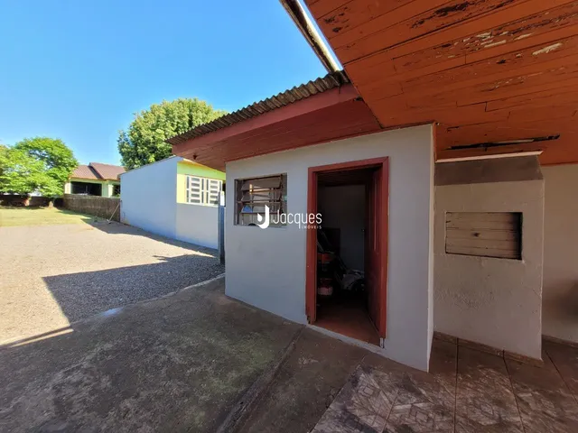 Fachada externa de uma residência em Lajeado, Brasil, com telhado inclinado.