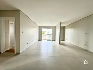 Vista de um corredor interno de uma residência em Lajeado, Brasil.