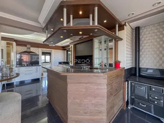 Vista de uma cozinha moderna com ilha de madeira em Lajeado.