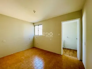 Sala com piso de cerâmica e paredes claras.