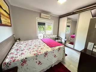 Quarto com cama grande e janela em um imóvel residencial.
