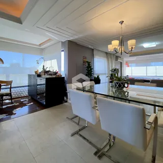 Sala de jantar com piso de madeira e grandes janelas.