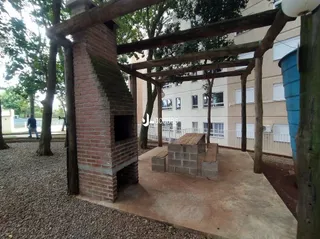 Estrutura externa de tijolos e madeira no pátio.