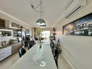 Interior de uma sala de estar moderna com decoração contemporânea.