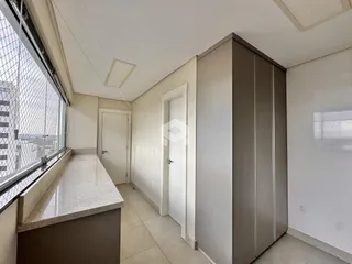 Vista de um corredor interno com janela e portas em um imóvel em Lajeado.