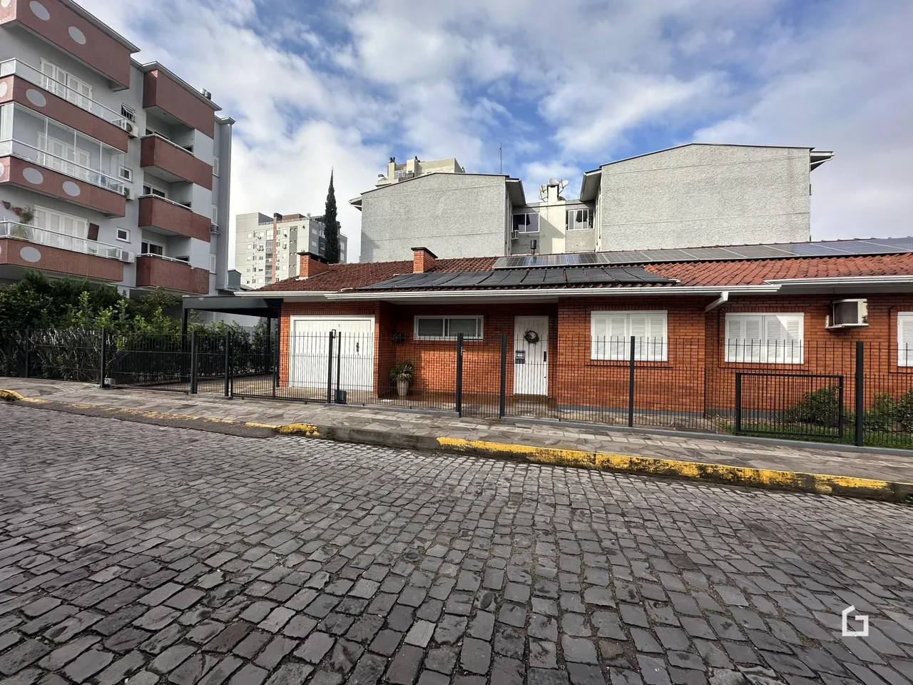 Fachada de uma residência com muro e cerca em Lajeado, Brasil.