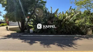 Vista externa da propriedade em Lajeado, Brasil, mostrando a vegetação densa e a rua.