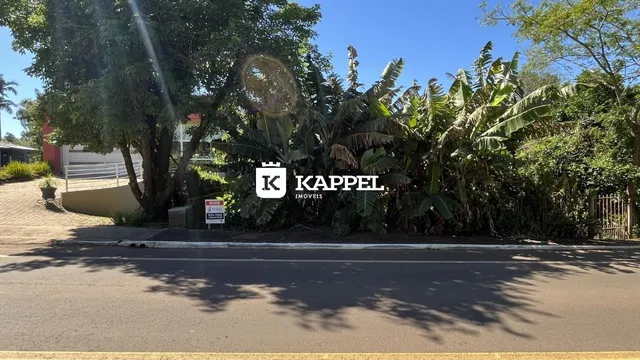 Vista externa da propriedade em Lajeado, Brasil, mostrando a vegetação densa e a rua.