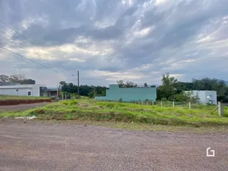 Vista externa de uma propriedade em Lajeado, Brasil, mostrando um terreno e uma edificação.