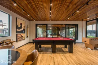 Sala de estar com piso de madeira e teto de madeira.