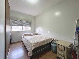 Foto de um quarto com cama e janela em uma residência.