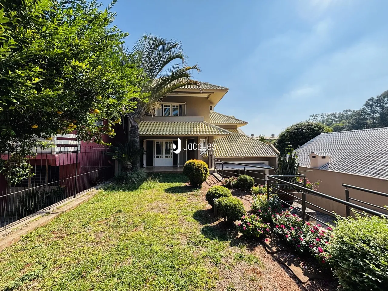 Fachada de uma residência com jardim em Lajeado, Brasil.