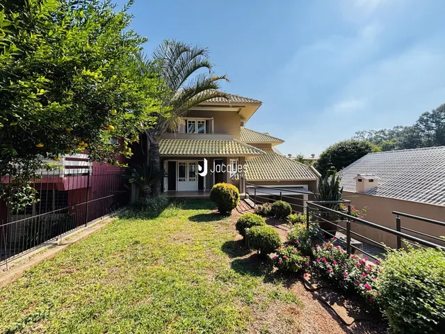Fachada de uma residência com jardim em Lajeado, Brasil.