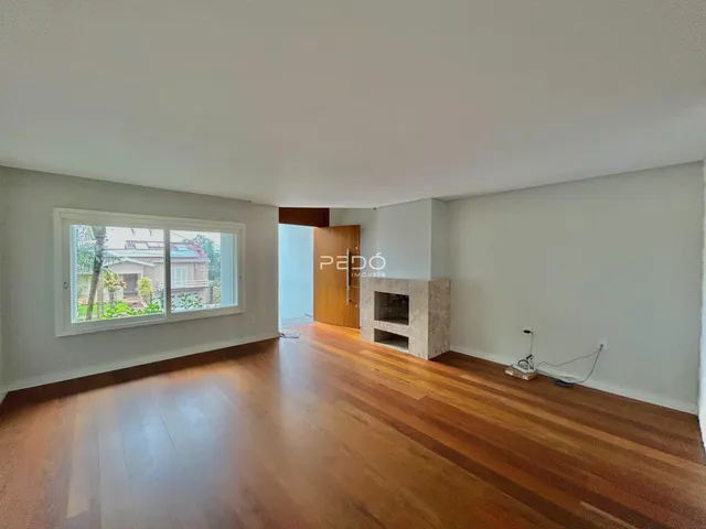 Sala de estar ampla com piso de madeira no ambiente.