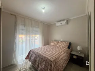 Quarto com cama e janela em um imóvel.
