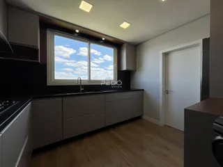 Cozinha moderna com janela de grande porte.
