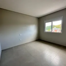 Ambiente interno com paredes claras e piso liso.