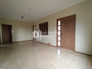 Ambiente interno com piso de cerâmica e paredes claras.