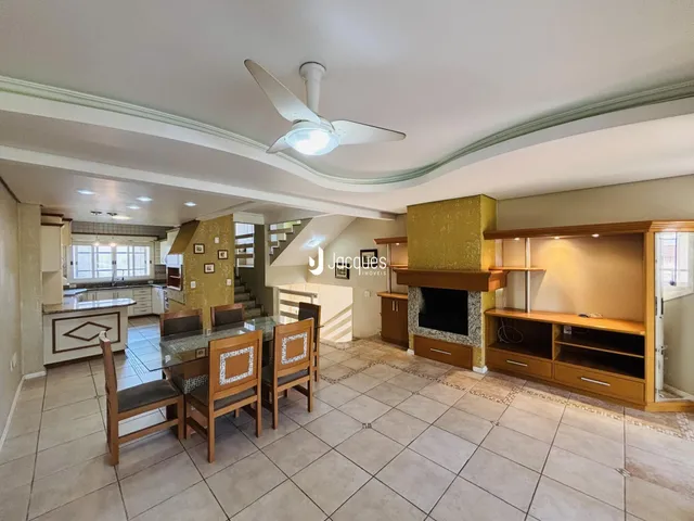 Sala de estar com área de jantar e lareira em um imóvel no Brasil.