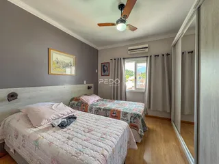 Quarto com cama e janela em um imóvel no Brasil.