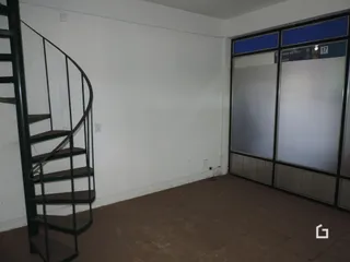 Hall com escada e portas de vidro na propriedade.