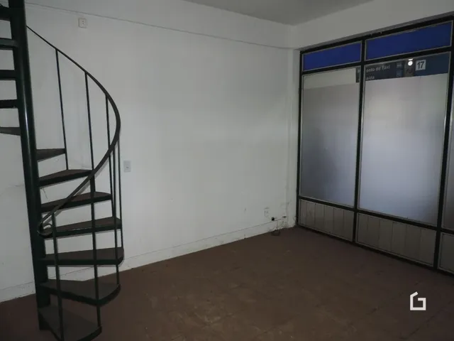 Hall com escada e portas de vidro na propriedade.