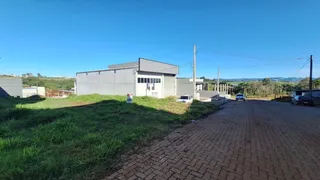 Fachada de um prédio em Lajeado, Brasil, com área gramada à frente.