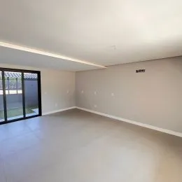 Ambiente interno amplo com paredes claras e piso neutro.