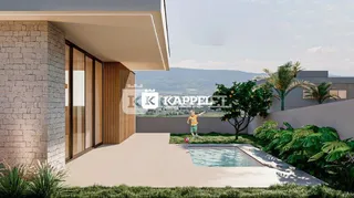 Foto da fachada de uma residência com piscina e jardim.