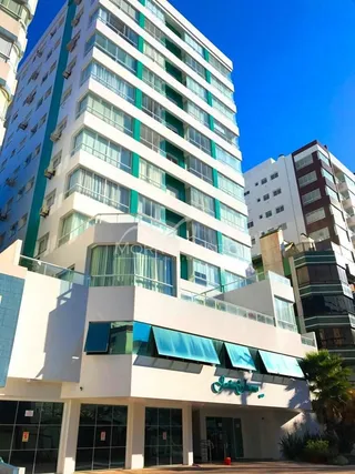 Fachada de um edifício residencial moderno em Lajeado, Brasil.