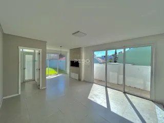 Sala de estar com portas de vidro que dão acesso ao exterior.