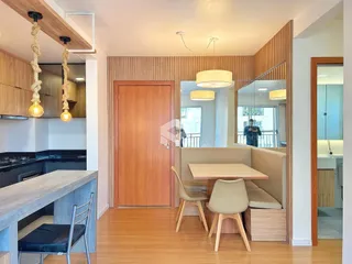 Sala de estar com piso de madeira e móveis modernos.