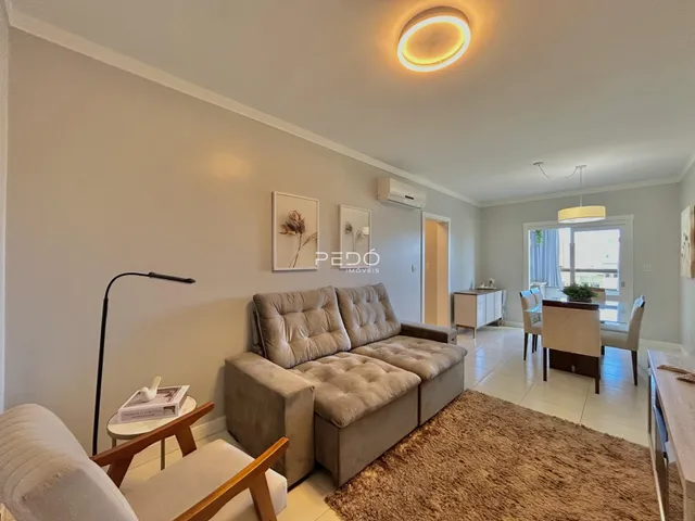 Sala de estar com sofá e decoração clara.