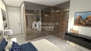 Sala de estar com divisórias de vidro em um imóvel.
