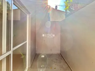 Hall de entrada com parede lisa e piso de concreto na propriedade.