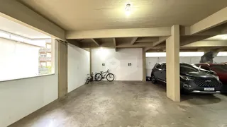 Foto de um espaço interno com estrutura de concreto aparente.