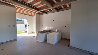 Imagem de uma sala de estar com paredes brancas e piso de cerâmica.