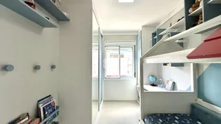 Interior de um quarto com estantes e um armário em Lajeado, Brasil.