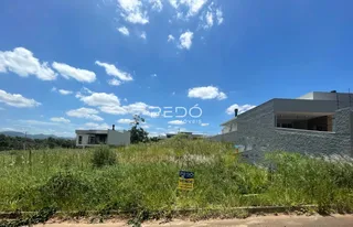 Fachada de uma residência em Lajeado, Brasil, cercada por vegetação alta.