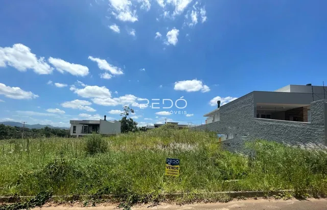 Fachada de uma residência em Lajeado, Brasil, cercada por vegetação alta.