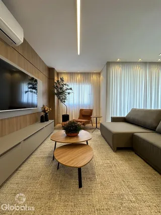 Sala de estar moderna com sofá e decoração de madeira.
