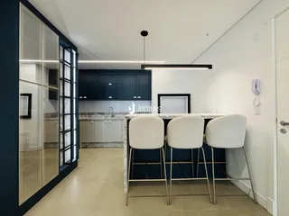 Ambiente de cozinha moderna com ilha e balcões em Lajeado.