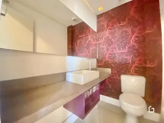 Foto de um banheiro moderno com revestimento de parede floral.