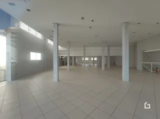 Uma foto de um espaço interno amplo com piso de cerâmica.