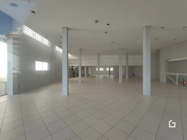 Uma foto de um espaço interno amplo com piso de cerâmica.