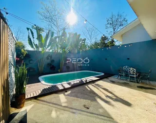 Foto de uma piscina externa com deck de madeira em uma propriedade.